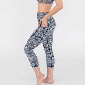 Zyia Active Cobra Metallic Capri Leggings - Size 6/8